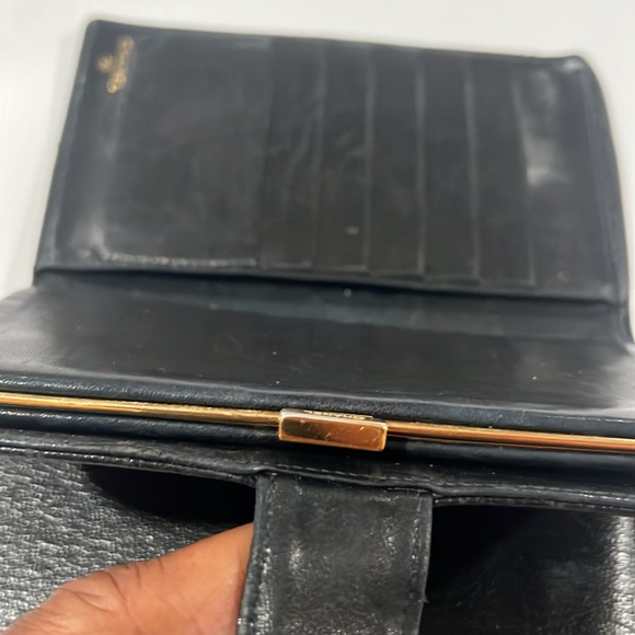 Chanel wallet one slightly mess up the other ok it’s like buy one get one free - Picture 7 of 7